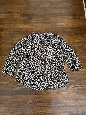 Vince Camuto Leopard Print V-Neck Blouse - Black & White